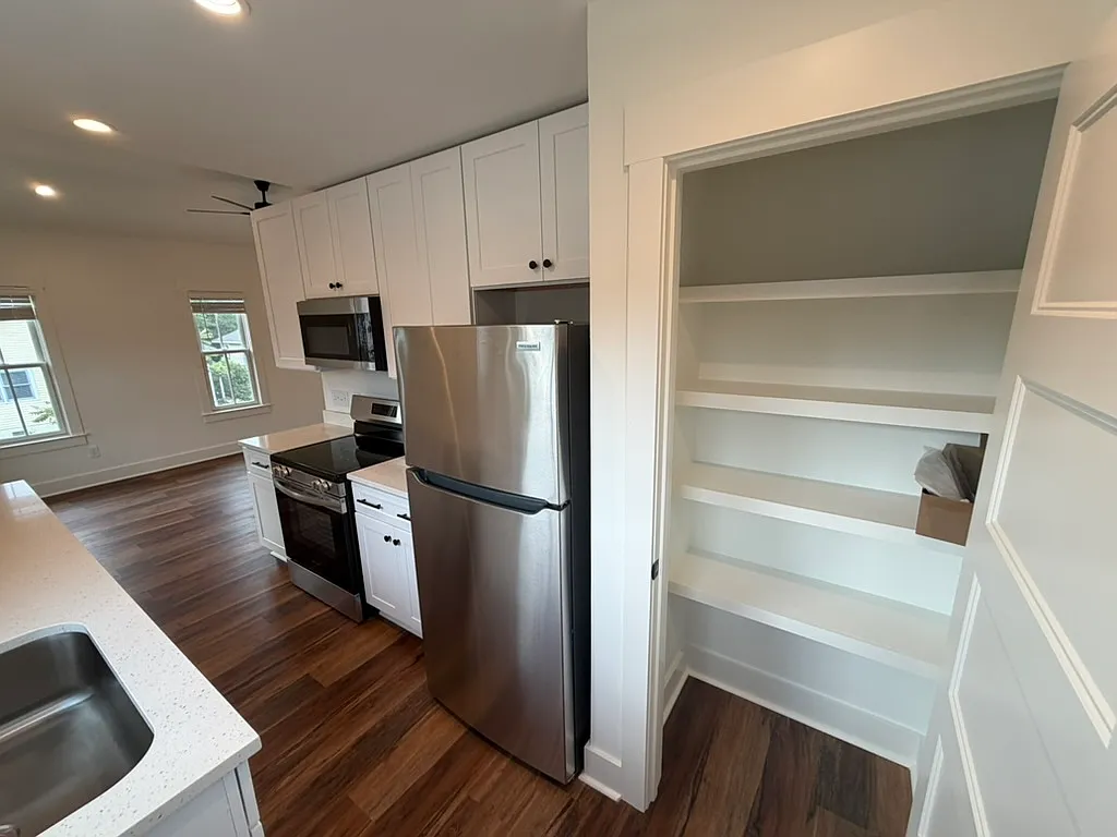 1 bed, 610 sqft, $1,350 — Photo 2