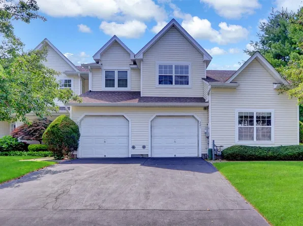 220 Erik Drive #220, East Setauket, NY 11733