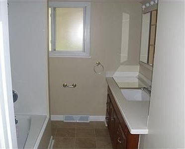 4th image of 13900 Grove Dr