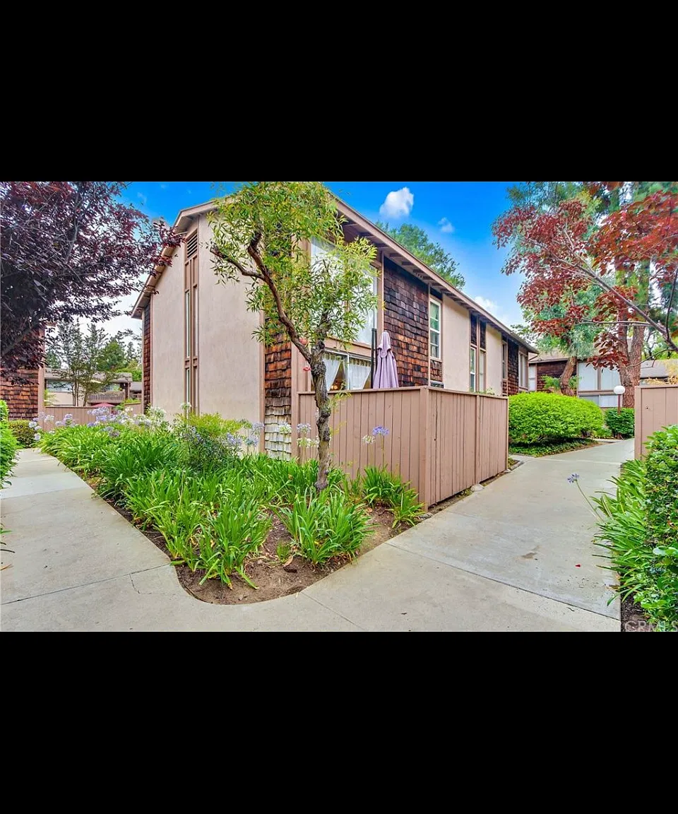 1086 Cabrillo Park Dr — Photo 1