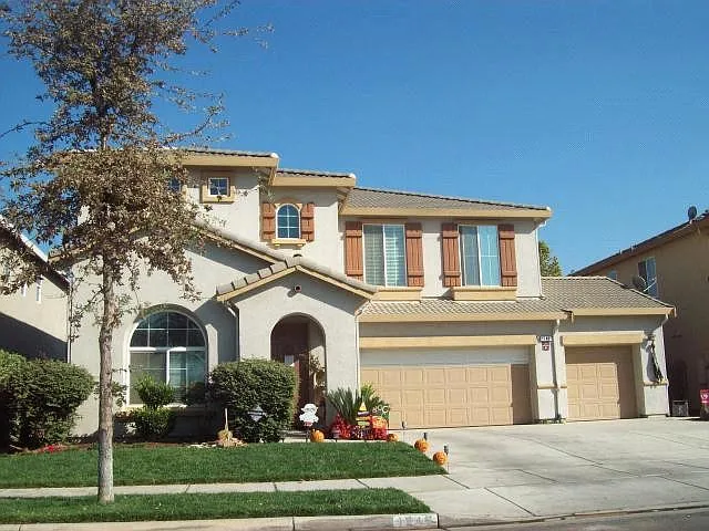1646 N Vickie St photo 1