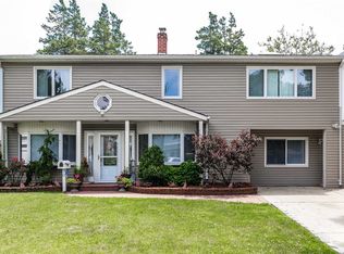 11 Daisy Ln, Levittown, NY 11756