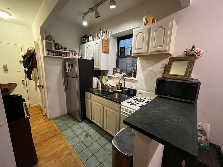 122 Allen St — Photo 5