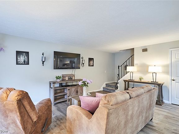 4th image of 135 Monmouth Ct
