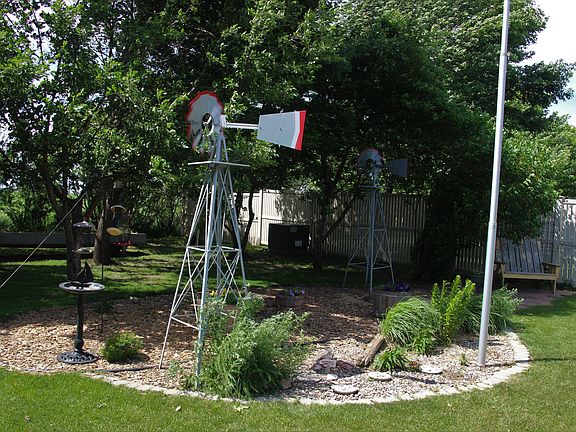 4th image of 208 4th St SE