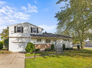 5 Coronation Dr, Amherst, NY 14226