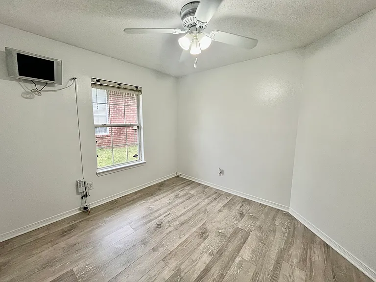 1232 Greystone Ln — Photo 34