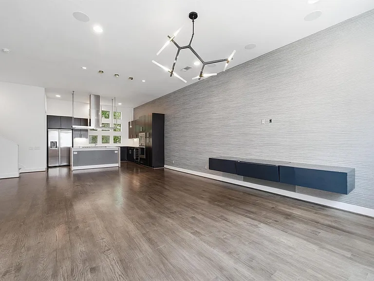 2338 Commerce St — Photo 13