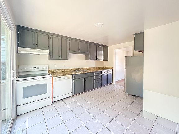 2nd image of 5 Fox Hill Dr #5