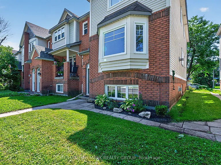 44 Centrepointe Dr — Photo 3