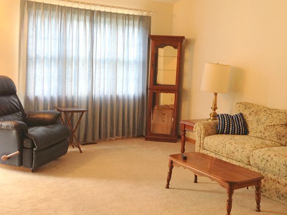 Living Room w/vaulted ceilin