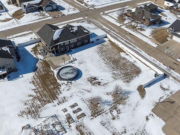 3rd image of 618 Main St S