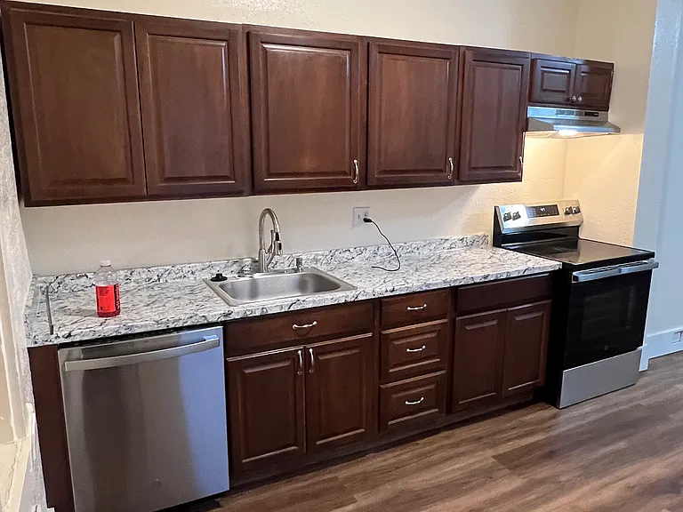 2575 Lee St SE — Photo 2