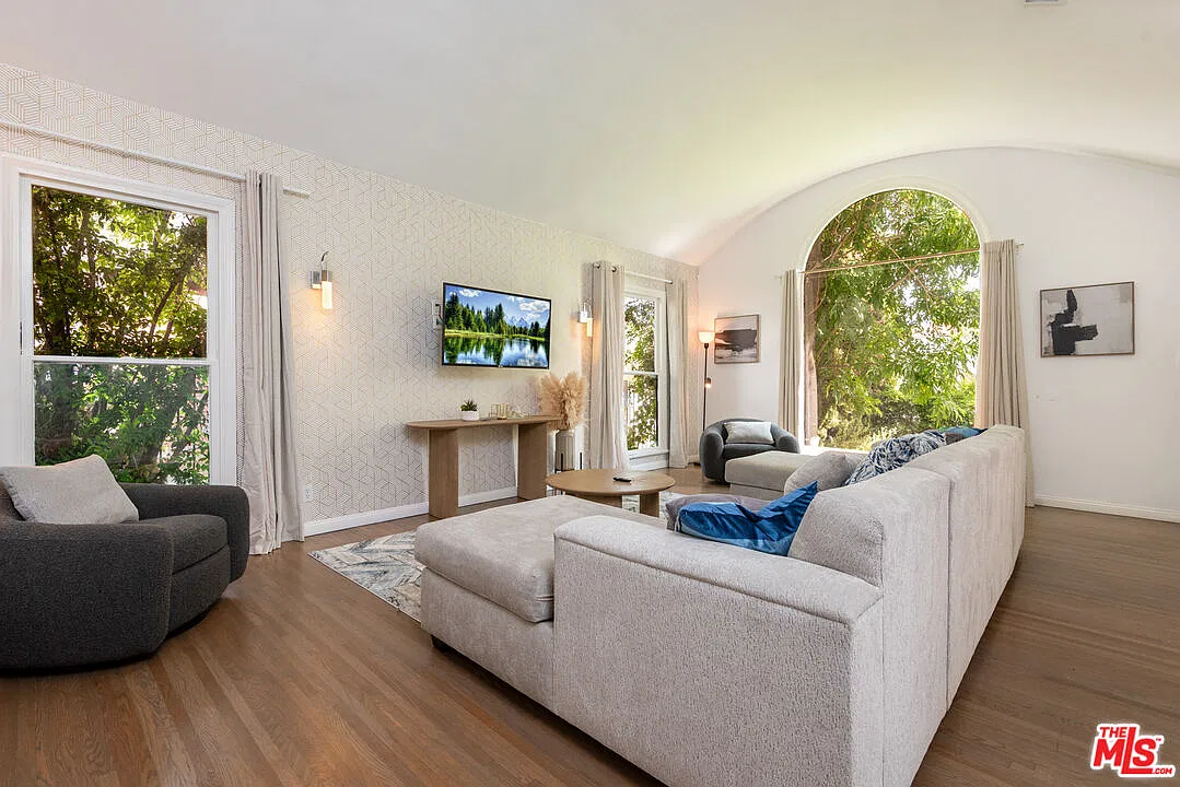 5 bed, 3.5 bath, $12,000 — Photo 2