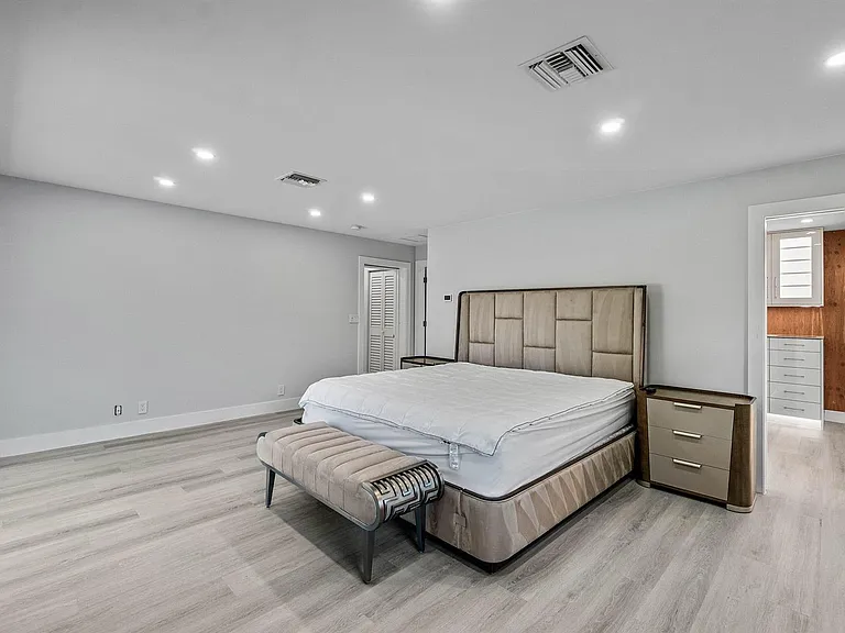 820 SW 16th St — Photo 25