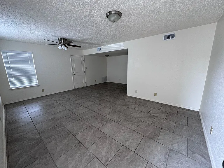 407 W Tilden St — Photo 4