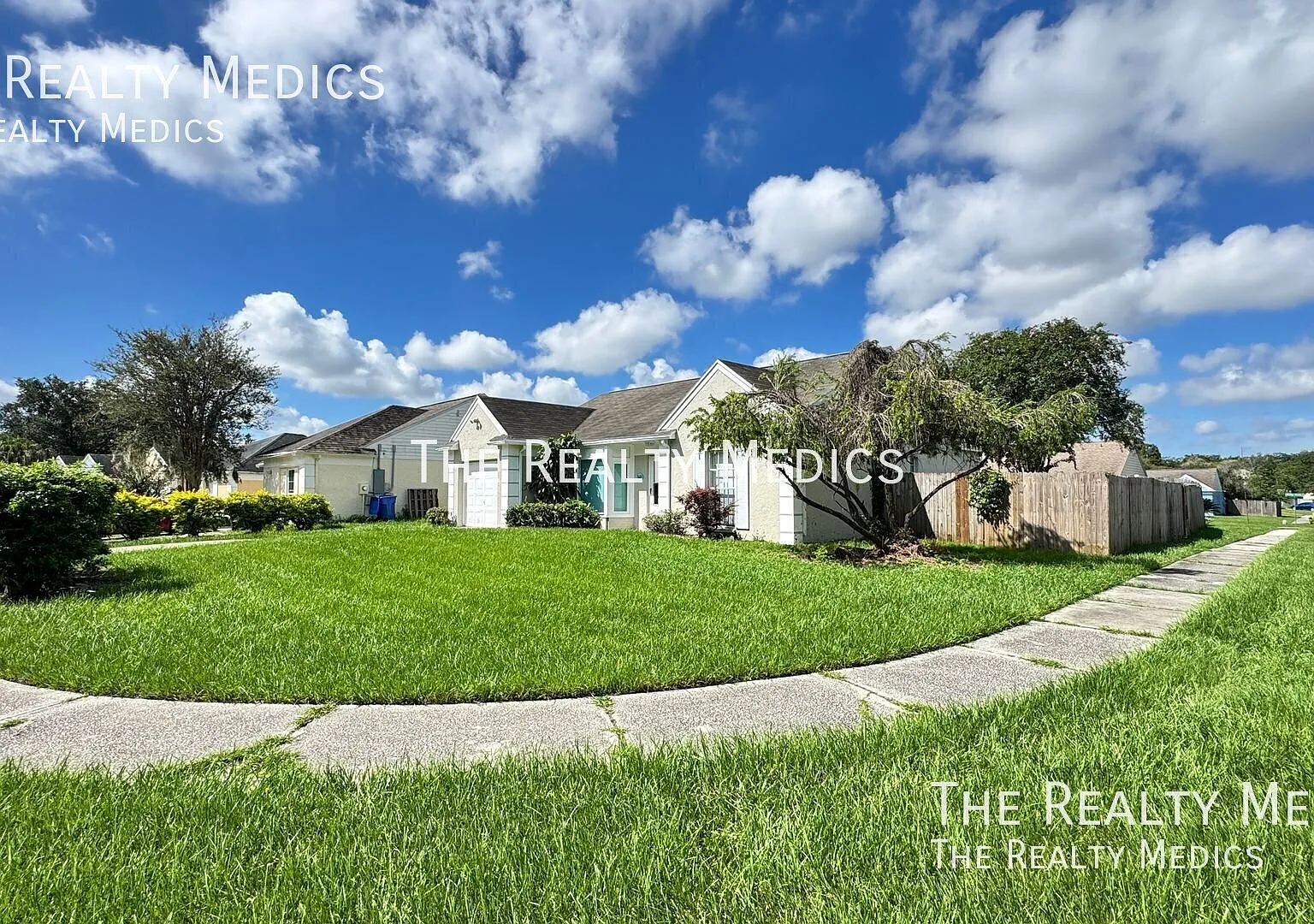 ! Price Drop ! Beautiful 3 Bedroom, 2 Bathroom Easy Commute To Downtown Tampa — Photo 3