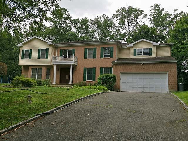 1st image of 28 Hewlett Ln
