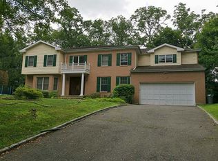 28 Hewlett Ln, Port Washington, NY 11050