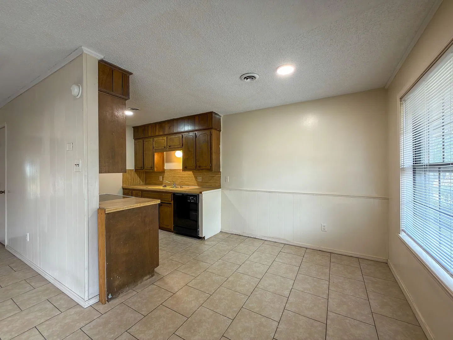*Move-In Special* 2 Bedroom 1 Bath Duplex in Fort Smith — Photo 2