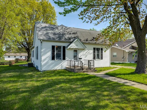 823 E Pearl St, Staunton, IL 62088