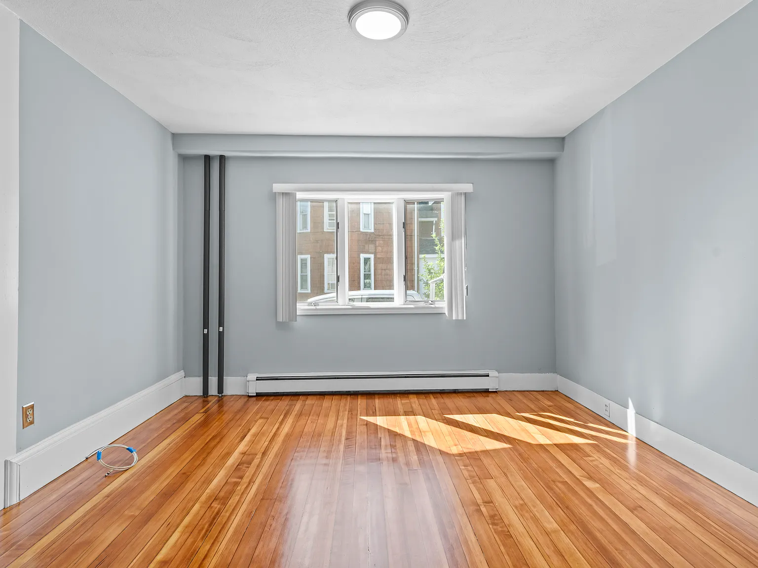 3 bed, 1100 sqft, $2,700 — Photo 4