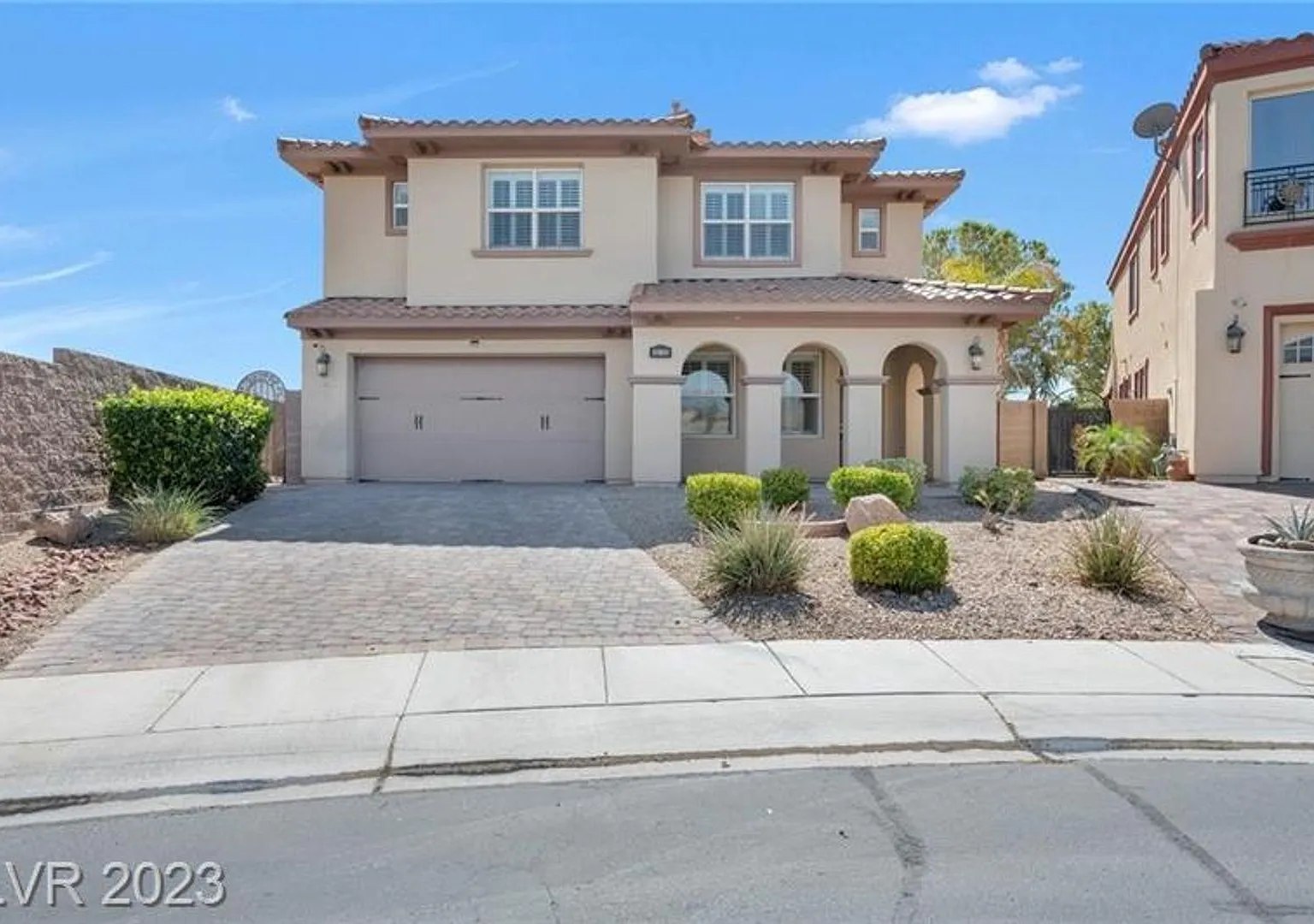 Rare and stunning 5 bedroom 4117sqft property with pool and spa in the backyard. — Photo 1