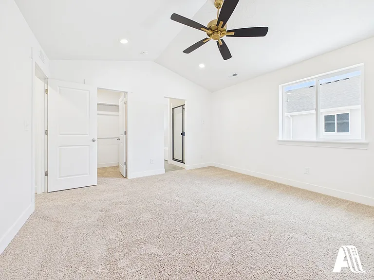 453 E 650 N — Photo 14