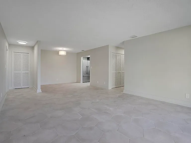 315 Venetian Dr #8 — Photo 7