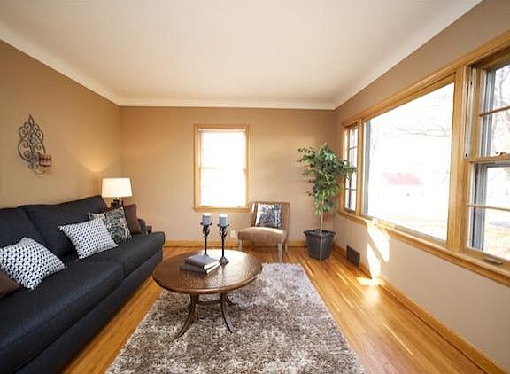 3rd image of 2652 6th Ave E