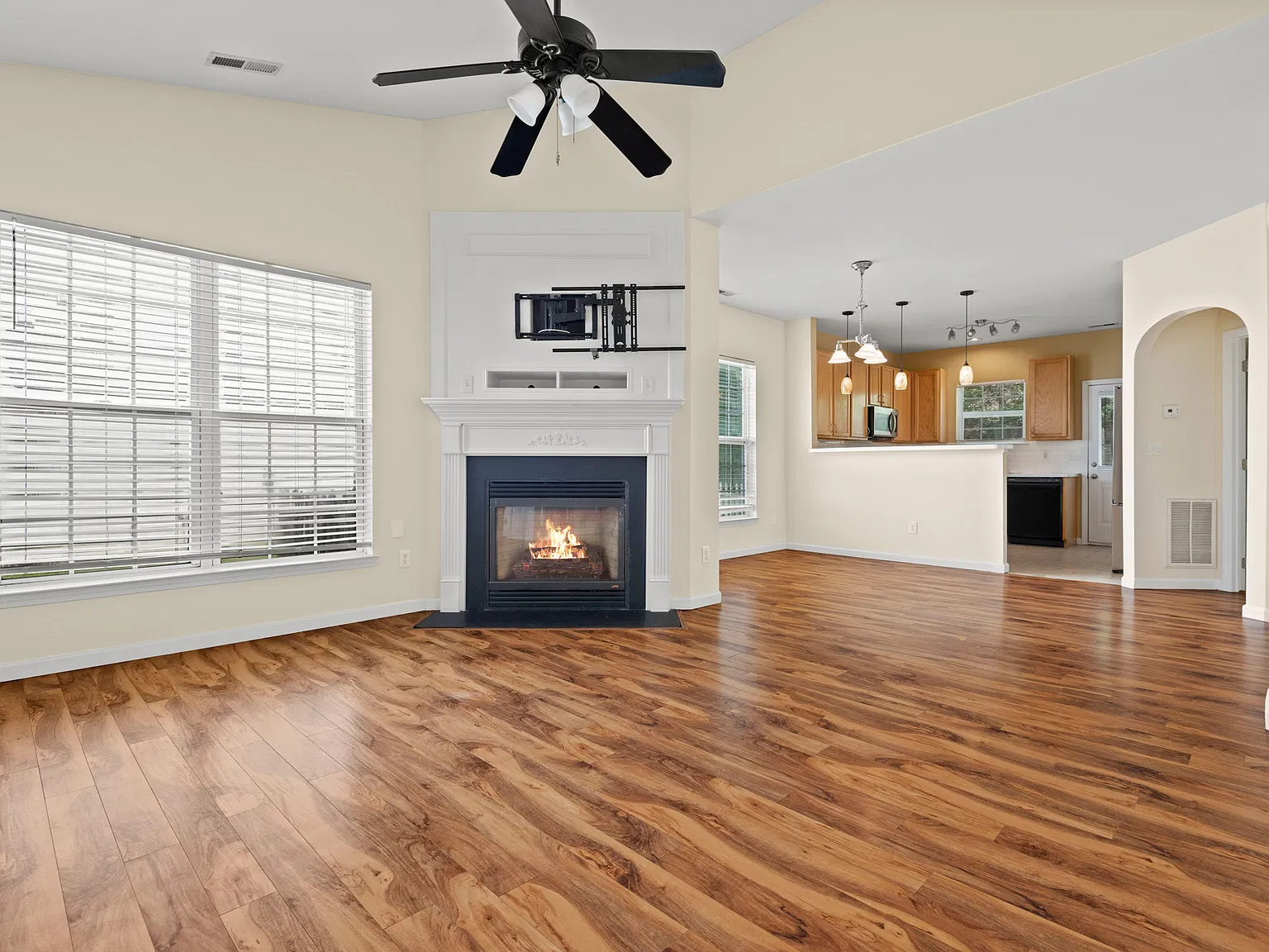3 bed, 1350 sqft, $1,995 — Photo 3