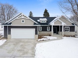 1384 Mohican Ct, Green Bay, WI 54313