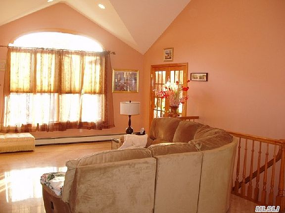 3rd image of 922 Catalpa Dr