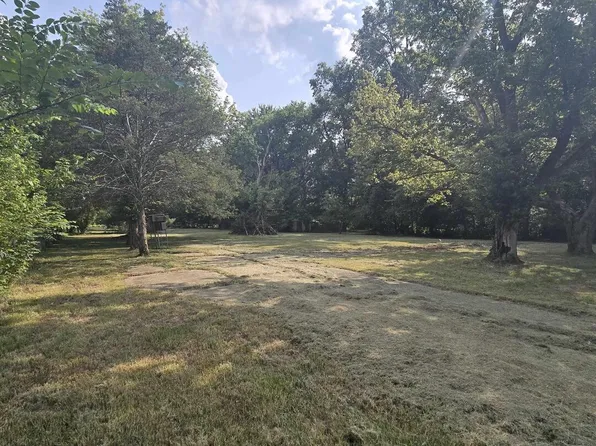 1018 Simpson St, Benton, IL 62812