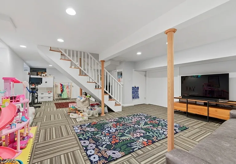 40 Oakwood Ave — Photo 29