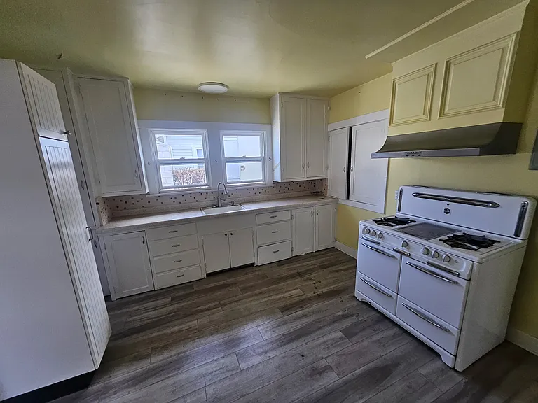 809 E Yanonali St — Photo 2