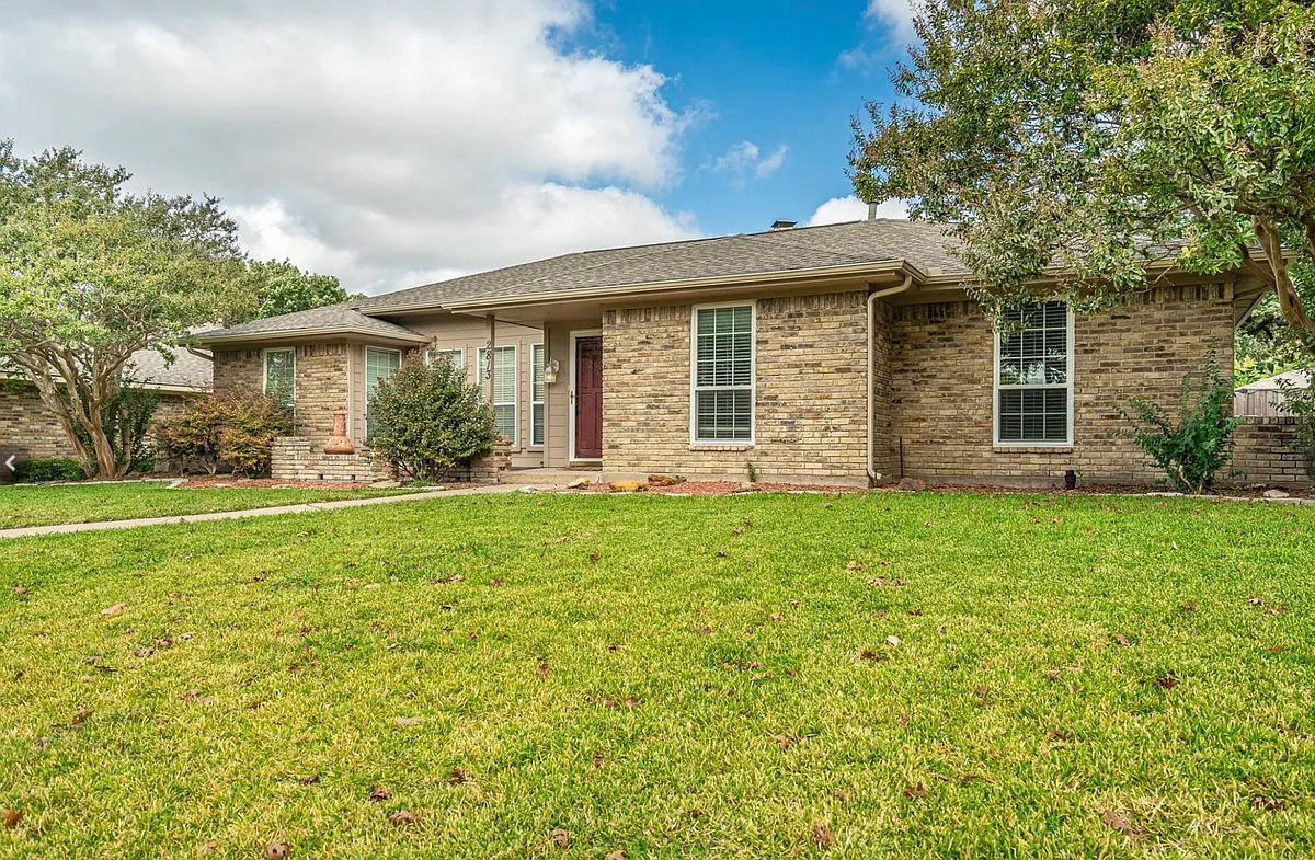 Front yard - 2813 Glen Forest Ln
