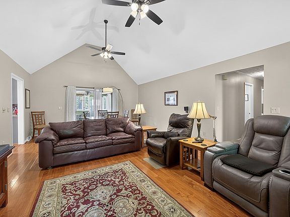 5th image of 2704 New London Dr