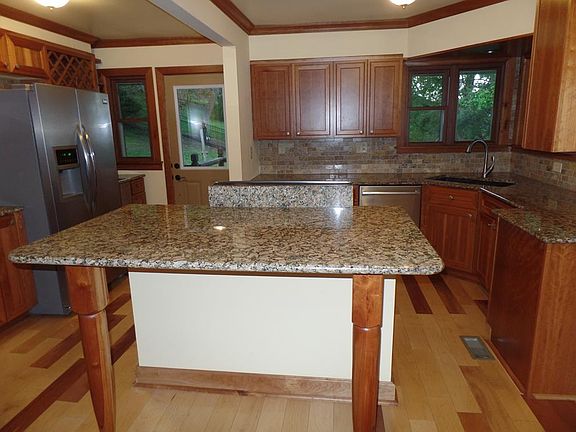 4th image of 101 Hillside Dr