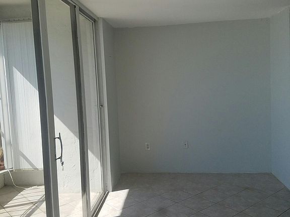 5th image of 555 NE 15th St APT 35I