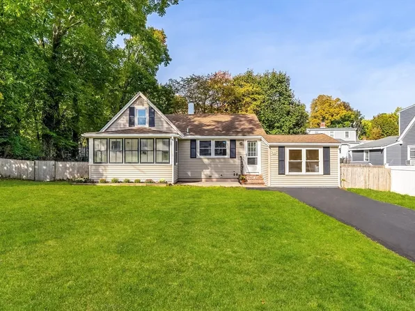 10 Corinne Pkwy, Middleboro, MA 02346