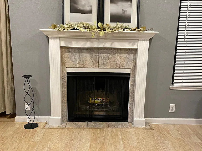 Beautiful Classic Mantel....
Display only.