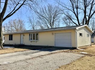 302 W Oak St, Heyworth, IL 61745