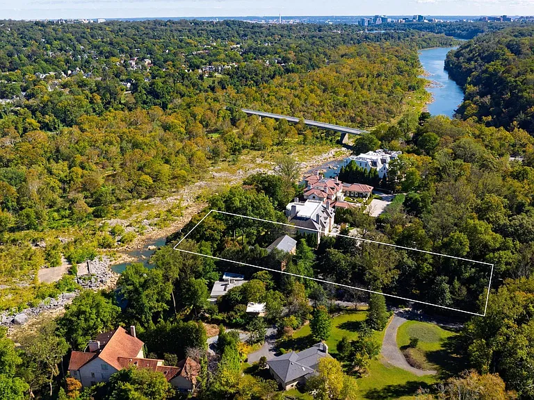 221 Chain Bridge Rd — Photo 2