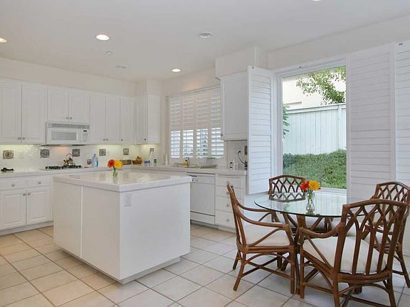 Kitchen w/ Breakfast Nook 