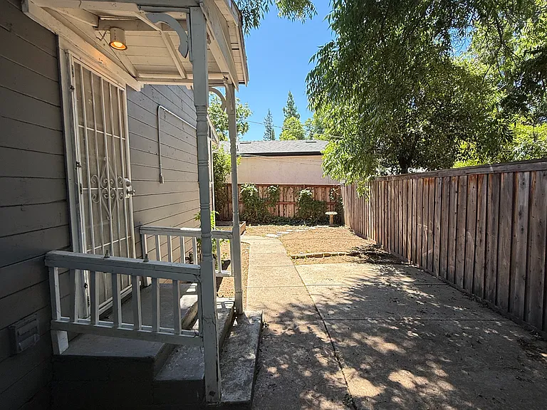 Side Patio/Yard