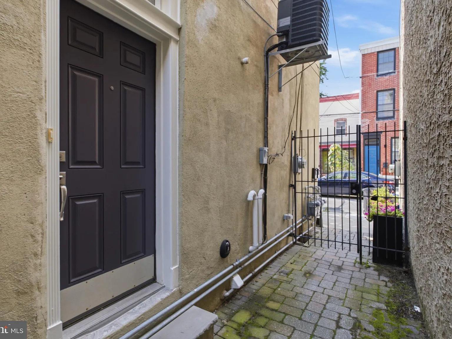 2 bed, 1.0 bath, 2160 sqft, $1,650 — Photo 3