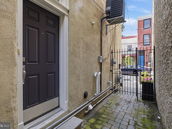 3rd image of 953 N Randolph St #2R