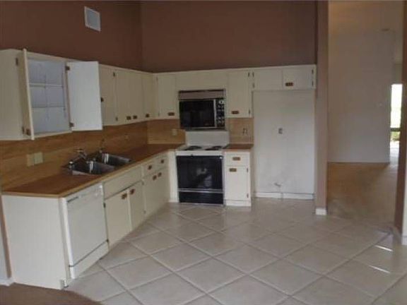 5th image of 4111 NW 67th Ter