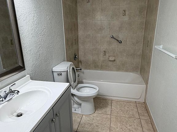 4th image of 5572 SW 6th Ct